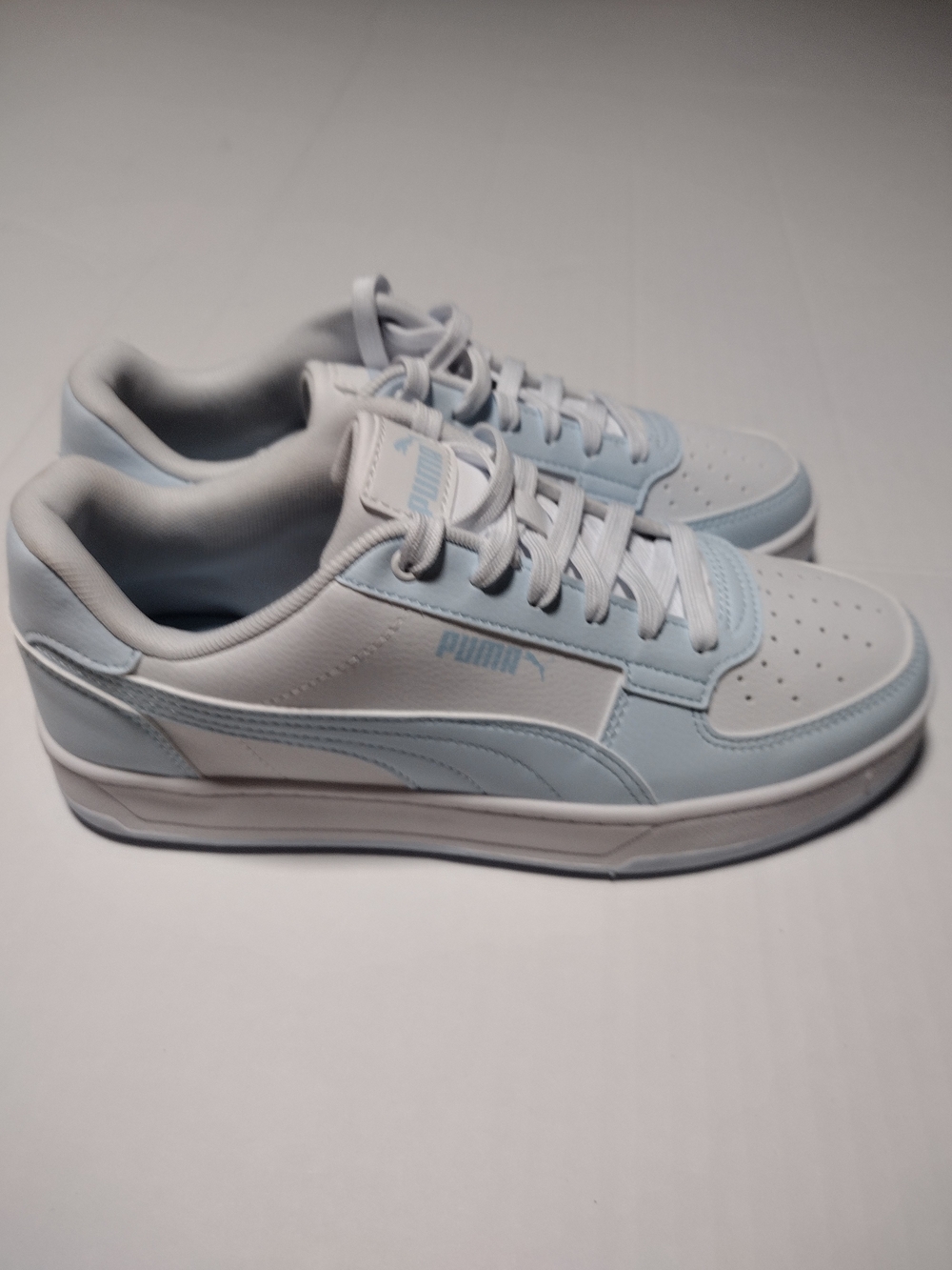 Women's Size 7 Puma Tennis Shoes